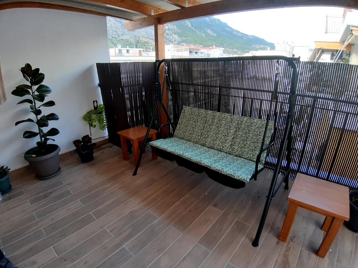 Central Apartment Near The Beach With Huge Private Terrace Loutráki Exterior foto