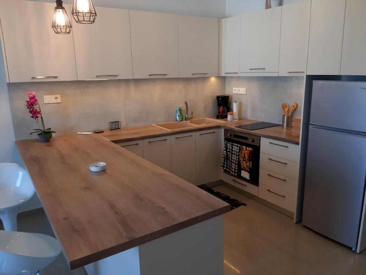 Central Apartment Near The Beach With Huge Private Terrace Loutráki Exterior foto