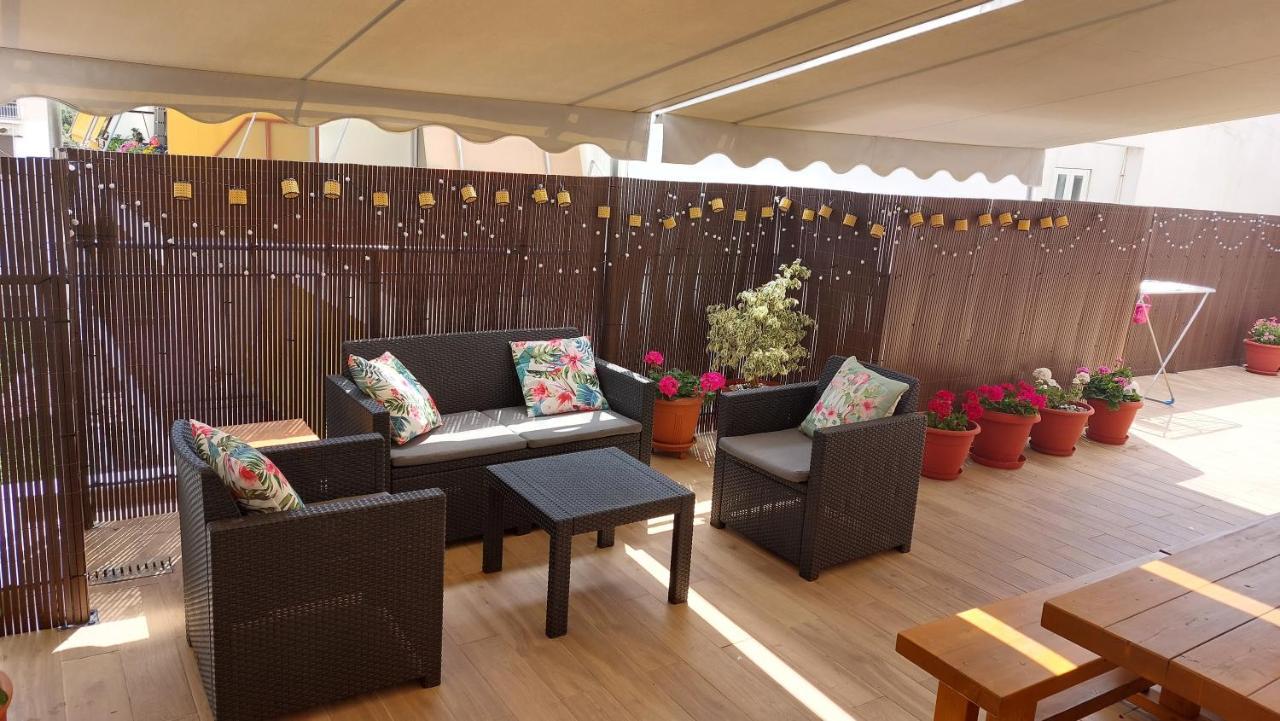 Central Apartment Near The Beach With Huge Private Terrace Loutráki Exterior foto